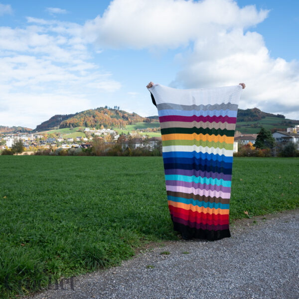 Layered Waves Blanket - Yarn Kit - Image 2