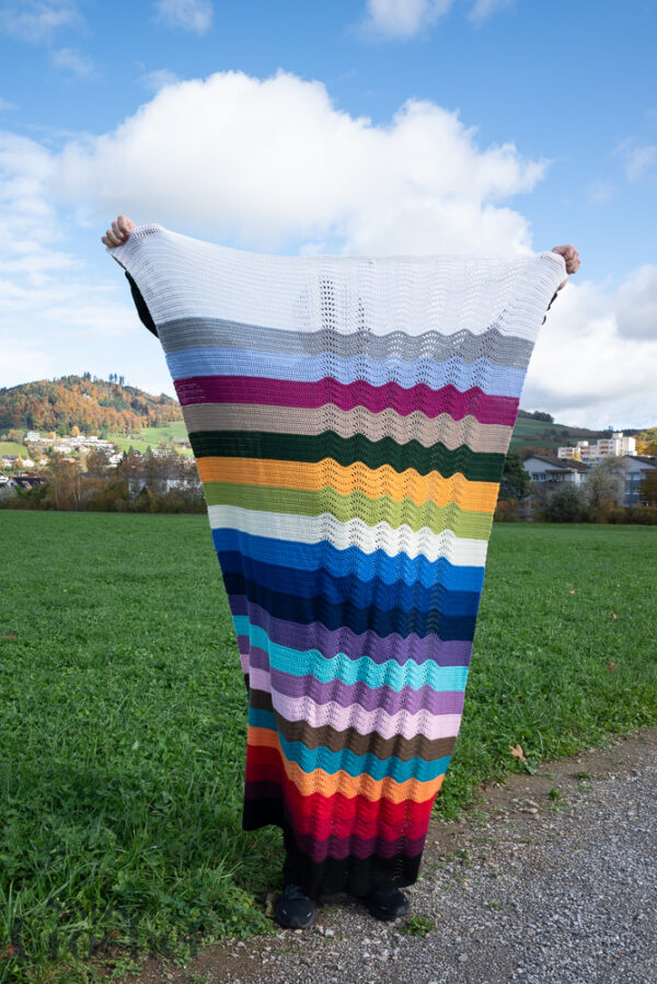 Layered Waves Blanket - Yarn Kit - Image 4