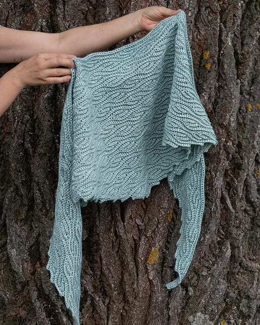 Lilla Björn - Curly Branches Shawlette – Bild 7